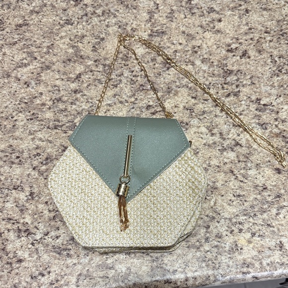 Brand New Chic Woven Crossbody With Gold Chain & Tassel Accent - Picture 2 of 11